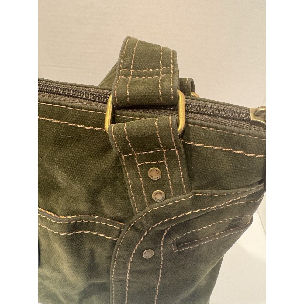 Fossil shoulder bag is made from dark green olive material - Picture 3 of 9